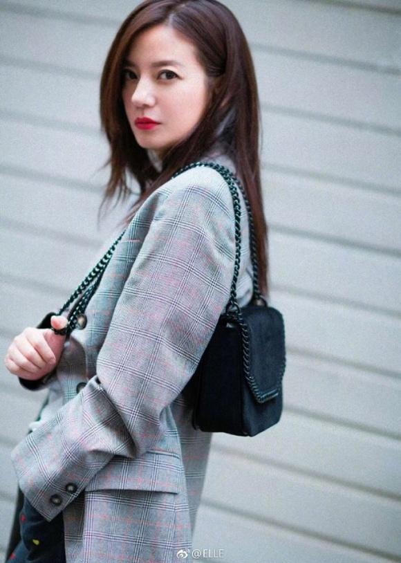 Én nhỏ Triệu Vy diện đồ kín cổng cao tường vẫn sang chảnh hết nấc-11