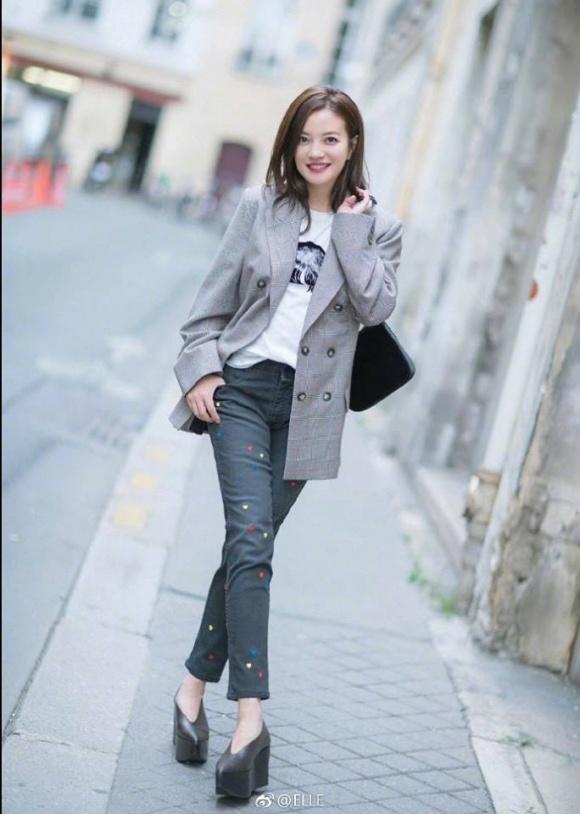 Én nhỏ Triệu Vy diện đồ kín cổng cao tường vẫn sang chảnh hết nấc-12