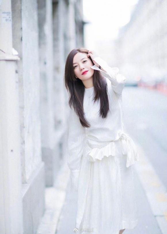 Én nhỏ Triệu Vy diện đồ kín cổng cao tường vẫn sang chảnh hết nấc-13