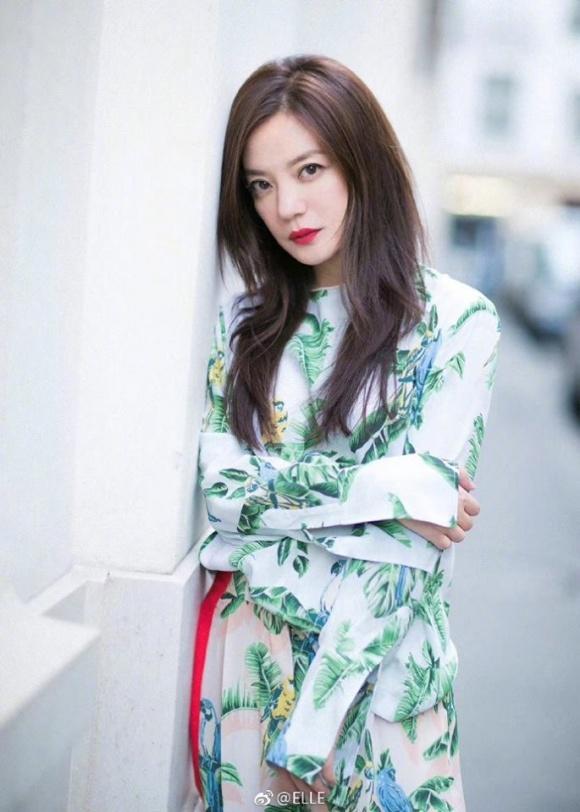 Én nhỏ Triệu Vy diện đồ kín cổng cao tường vẫn sang chảnh hết nấc-14