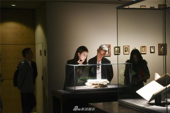 Én nhỏ Triệu Vy diện đồ kín cổng cao tường vẫn sang chảnh hết nấc-2