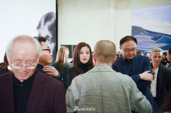 Én nhỏ Triệu Vy diện đồ kín cổng cao tường vẫn sang chảnh hết nấc-3