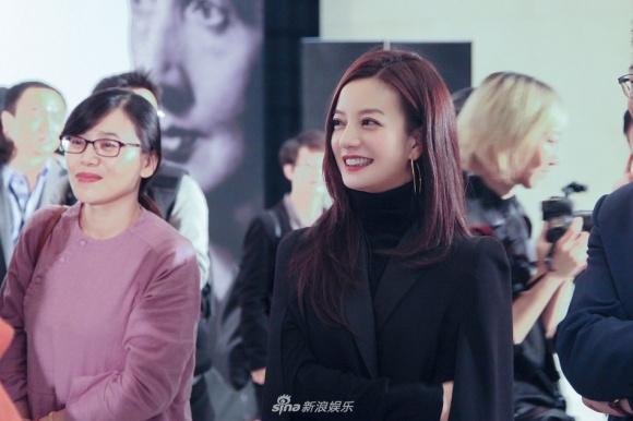 Én nhỏ Triệu Vy diện đồ kín cổng cao tường vẫn sang chảnh hết nấc-4