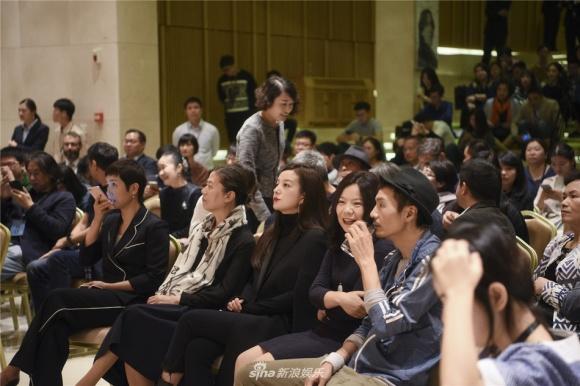 Én nhỏ Triệu Vy diện đồ kín cổng cao tường vẫn sang chảnh hết nấc-5