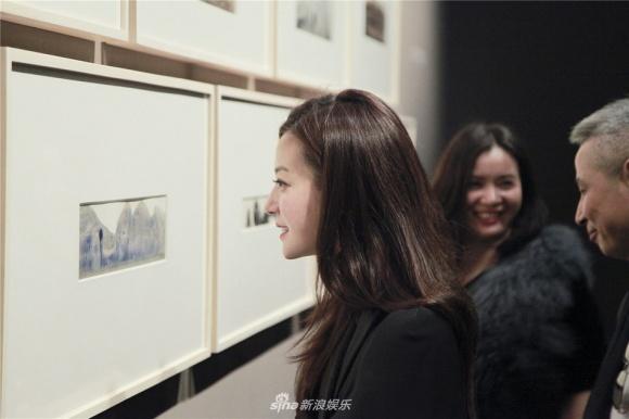 Én nhỏ Triệu Vy diện đồ kín cổng cao tường vẫn sang chảnh hết nấc-6