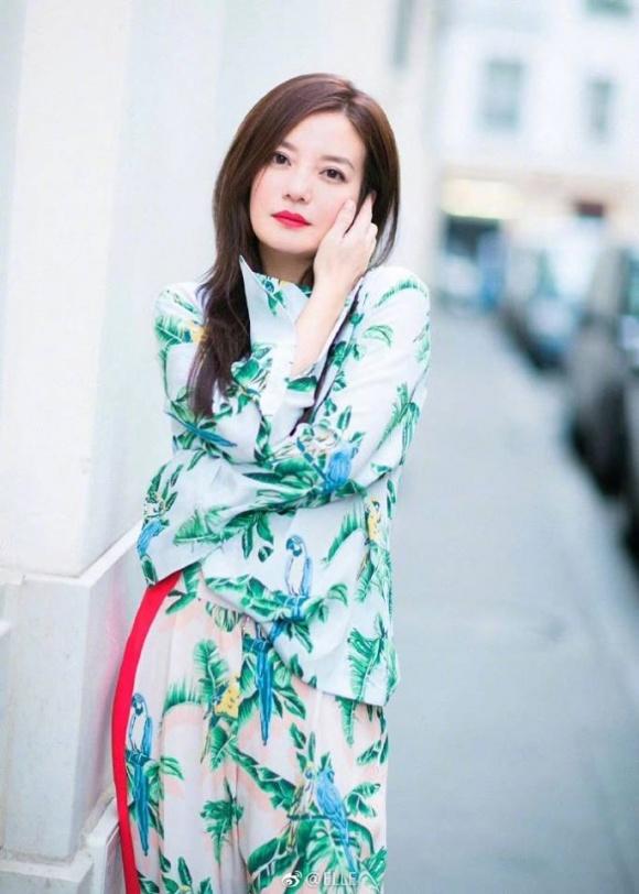 Én nhỏ Triệu Vy diện đồ kín cổng cao tường vẫn sang chảnh hết nấc-7