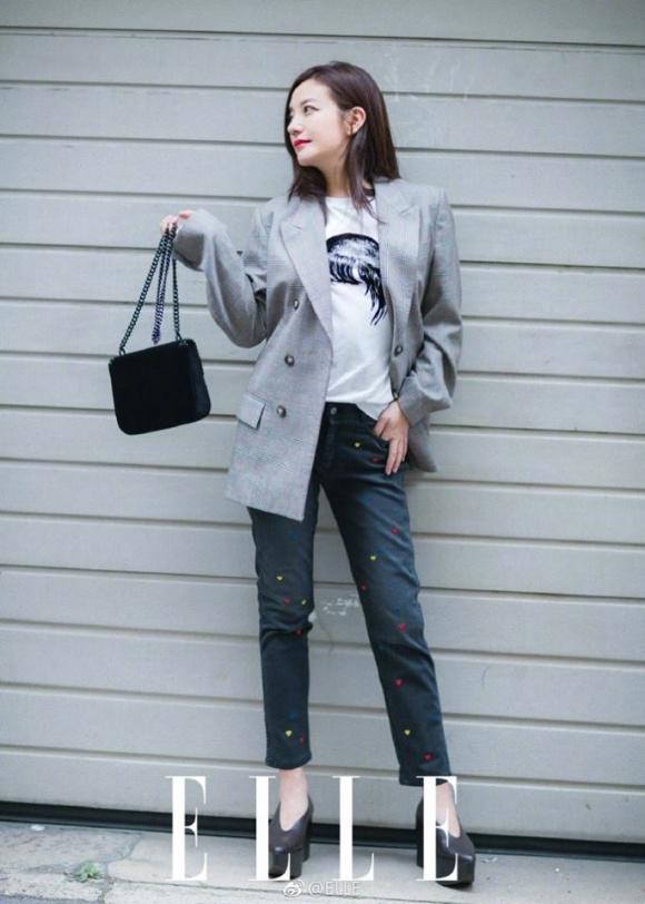 Én nhỏ Triệu Vy diện đồ kín cổng cao tường vẫn sang chảnh hết nấc-9