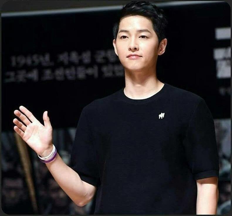 Sao Hàn 15/10: Song Joong Ki được khen ngợi vì từ thiện khủng ngay trước ngày cưới-1