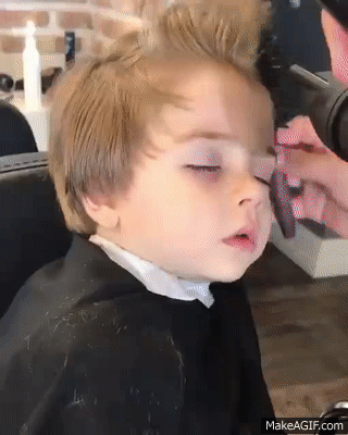 Cậu bé Tây dễ thương vừa cắt tóc vừa ngủ gật: Con nhà ai mà khéo quá!-2