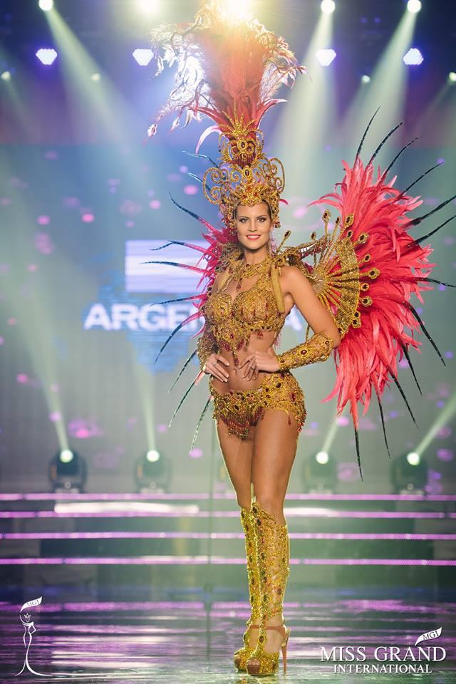 Nhờ hơn 2 triệu lượt chia sẻ, áo dài của Huyền My lọt Top 25 quốc phục đẹp nhất Miss Grand International 2017-10