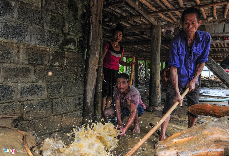 Cảnh xác xơ, tang tóc sau cơn lũ quét lịch sử ở Yên Bái-14