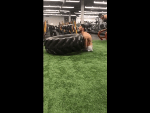 Chàng trai khuyết tật trong phòng tập khiến triệu người nể phục