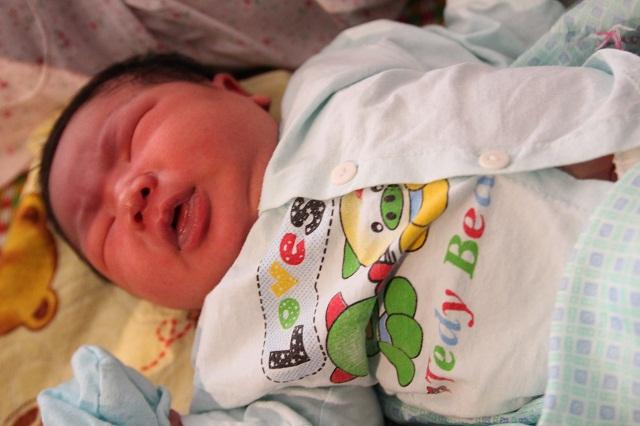 Bố bé trai chào đời nặng kỷ lục 7,1kg: Lúc đầu tôi không tin, phải mang con đi cân lại-1