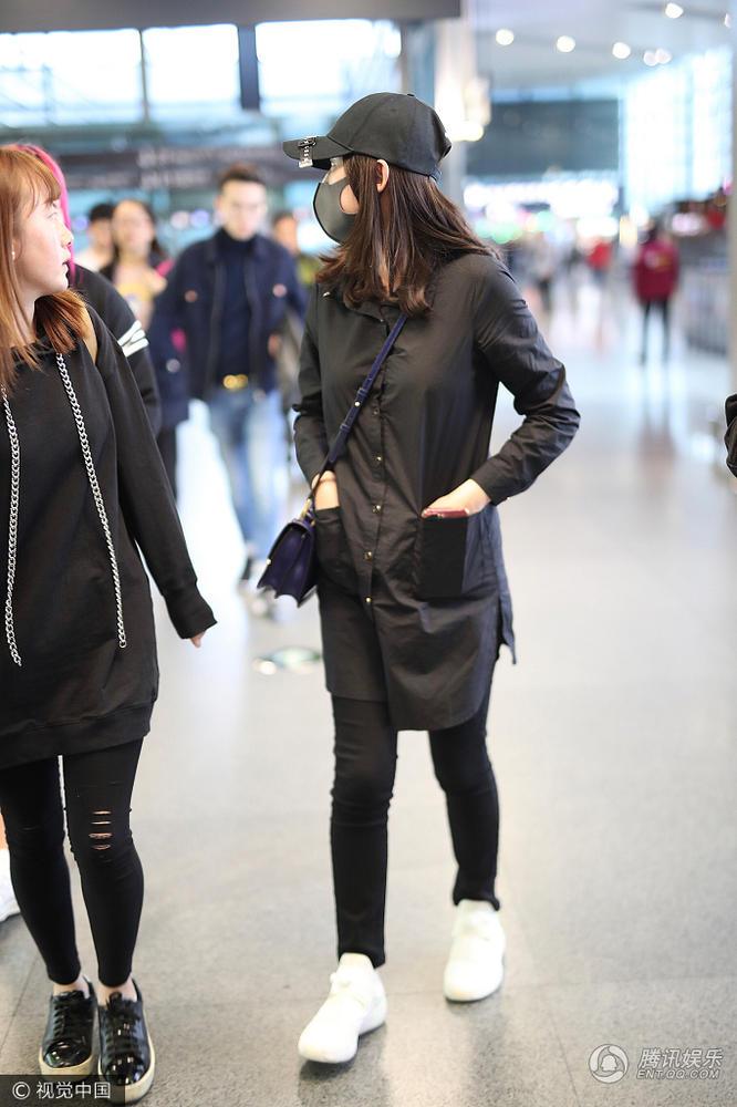 Trần Kiều Ân mặc đồ đen kín, tiều tụy xuất hiện tại sân bay-3