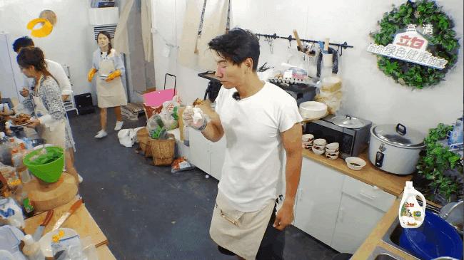 Triệu Vy nấu Cua vị cay khiến Huỳnh Hiểu Minh thèm chảy nước miếng-8