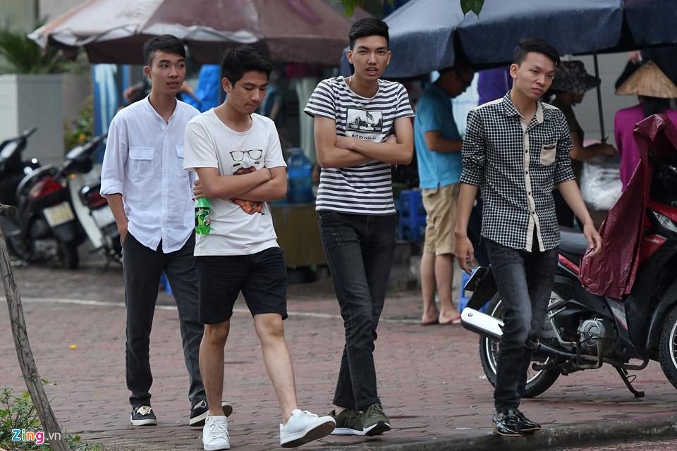 Người Hà Nội co ro trong gió lạnh đầu mùa-2