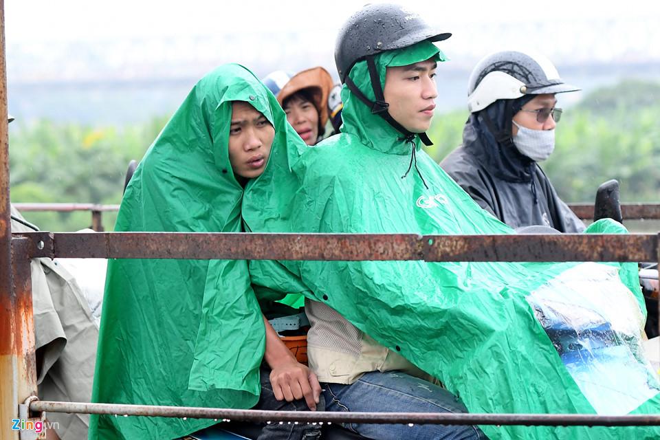 Người Hà Nội co ro trong gió lạnh đầu mùa-5