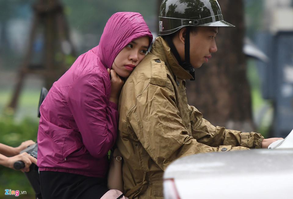 Người Hà Nội co ro trong gió lạnh đầu mùa-6