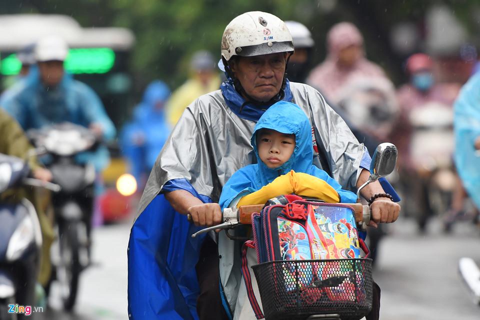 Người Hà Nội co ro trong gió lạnh đầu mùa-7