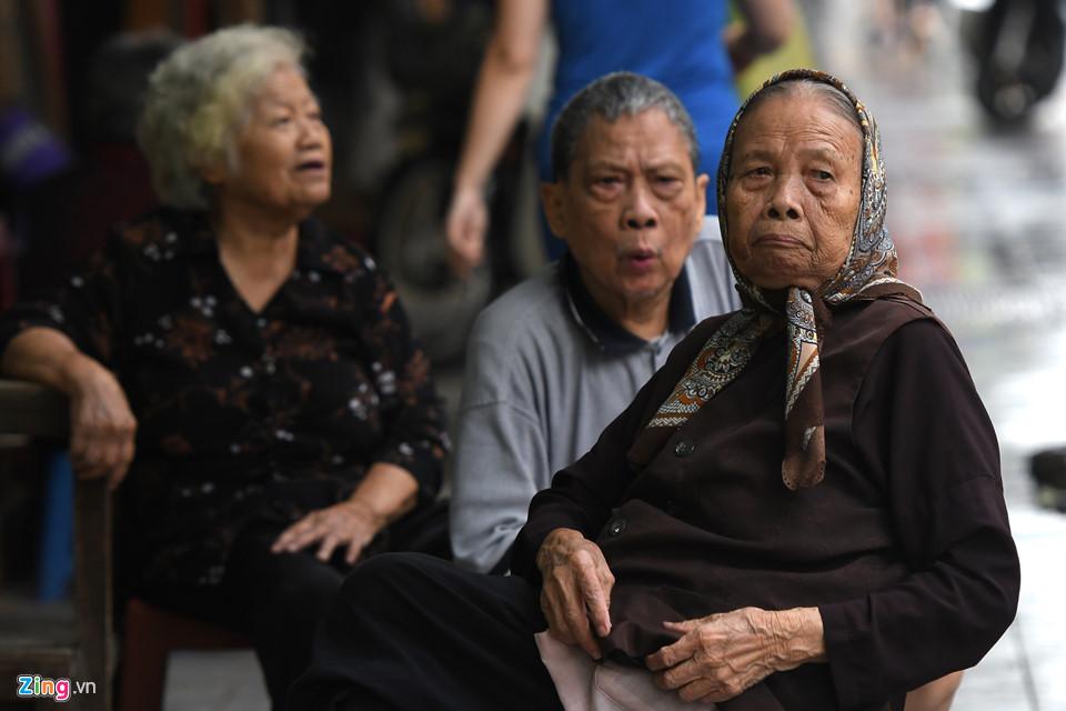 Người Hà Nội co ro trong gió lạnh đầu mùa-10