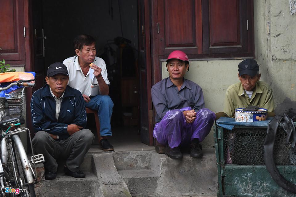 Người Hà Nội co ro trong gió lạnh đầu mùa-11