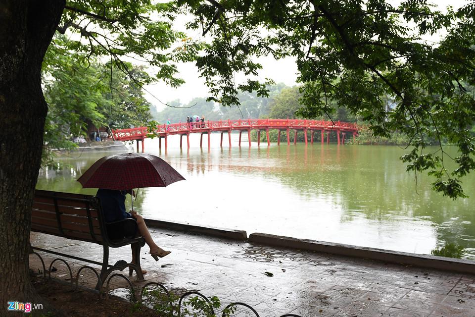 Người Hà Nội co ro trong gió lạnh đầu mùa-13