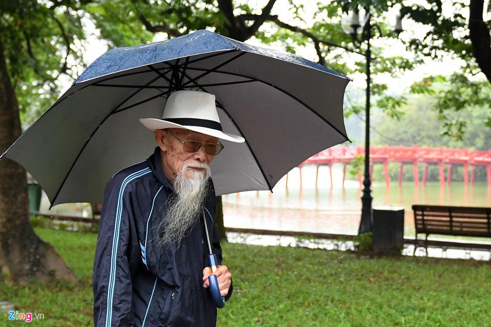 Người Hà Nội co ro trong gió lạnh đầu mùa-14