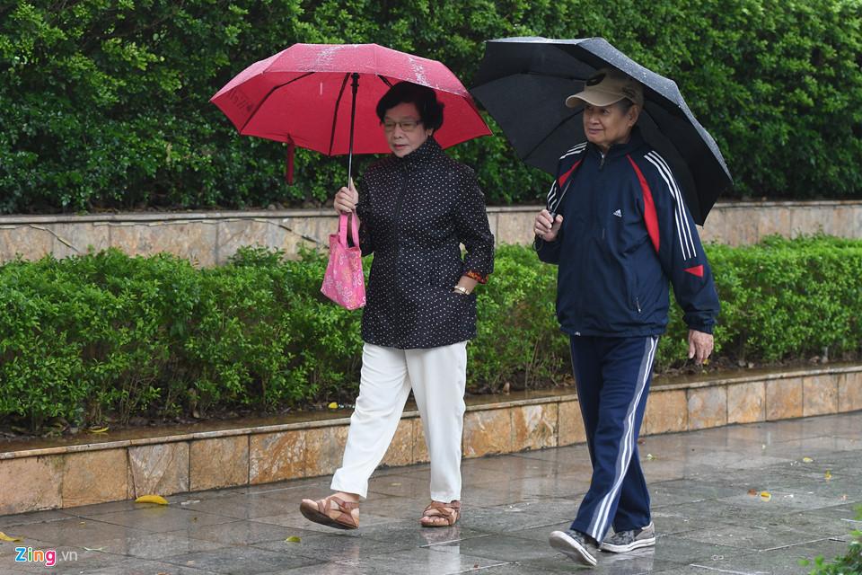 Người Hà Nội co ro trong gió lạnh đầu mùa-16