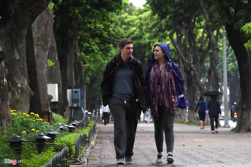 Người Hà Nội co ro trong gió lạnh đầu mùa-17