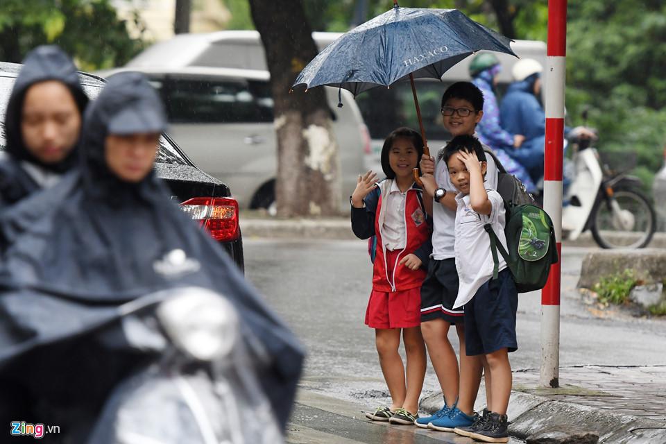Người Hà Nội co ro trong gió lạnh đầu mùa-8