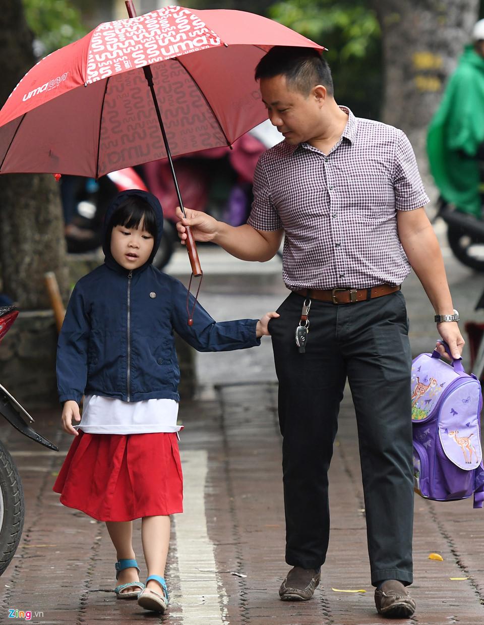 Người Hà Nội co ro trong gió lạnh đầu mùa-9