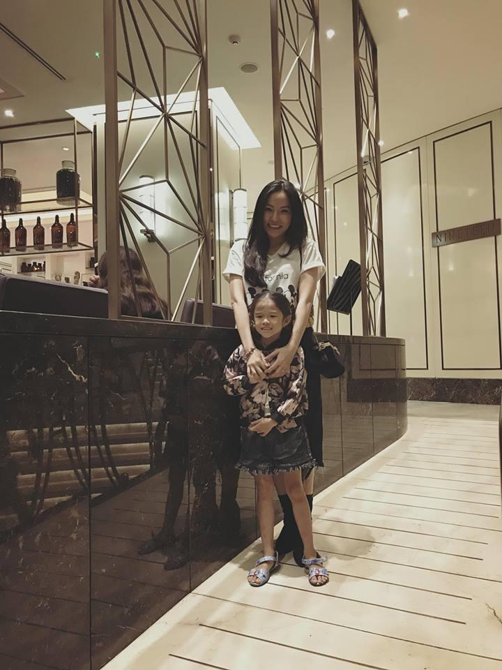 Tin sao Việt 16/10: Lan Khuê trễ nải khoe chân dài-4