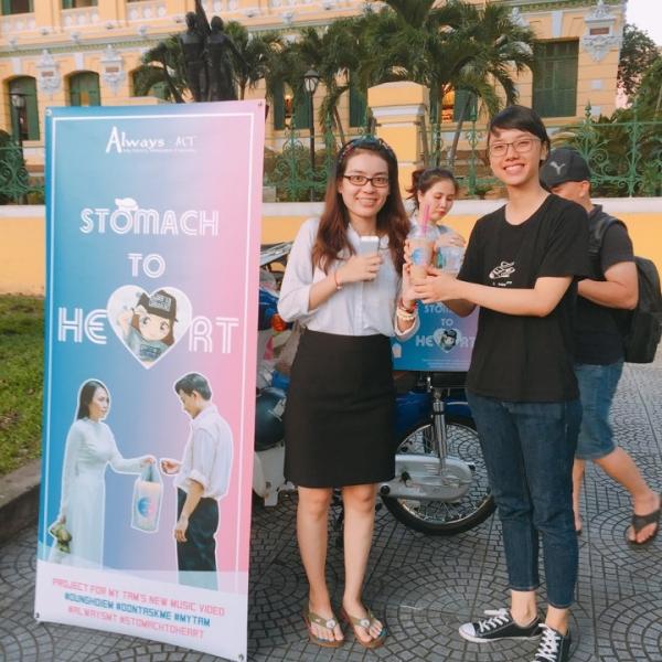 Cày view cho thần tượng bằng cách tặng trà sữa, fan Mỹ Tâm đúng là bá đạo nhất Vpop-3