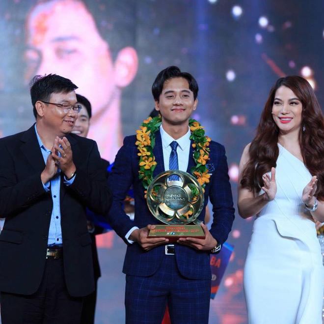 Chỉ ngồi yên và hát, thầy giáo má lúm Mai Tài Phến khiến các fan nữ đổ rầm rầm-2