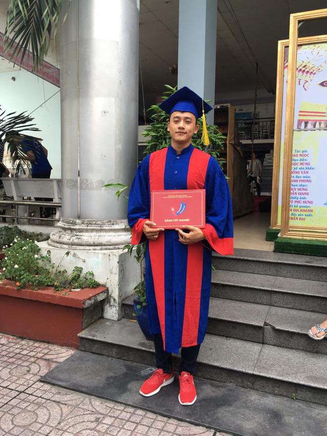 Chỉ ngồi yên và hát, thầy giáo má lúm Mai Tài Phến khiến các fan nữ đổ rầm rầm-1