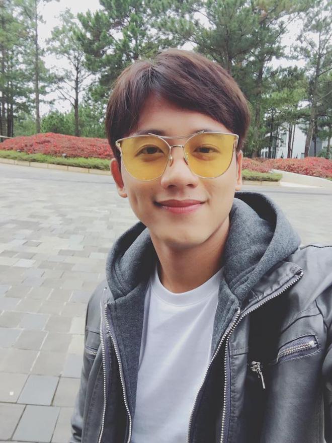 Chỉ ngồi yên và hát, thầy giáo má lúm Mai Tài Phến khiến các fan nữ đổ rầm rầm-6