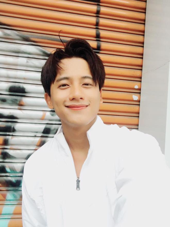 Chỉ ngồi yên và hát, thầy giáo má lúm Mai Tài Phến khiến các fan nữ đổ rầm rầm-7