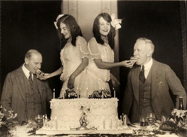 Cặp song sinh liền thân xinh đẹp nhất thế giới, kết hôn với hai ông chồng nhưng đến chết vẫn là trinh nữ-9