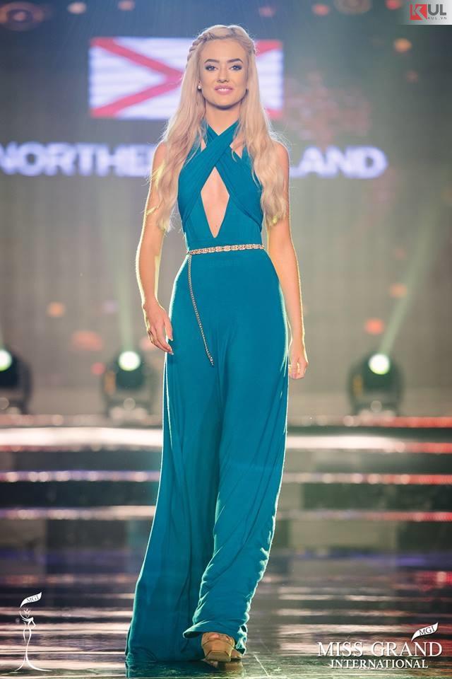 Thí sinh Bắc Ireland bị chê trang phục dân tộc xấu chỉ vì... ship đồ sang Việt Nam không kịp-1