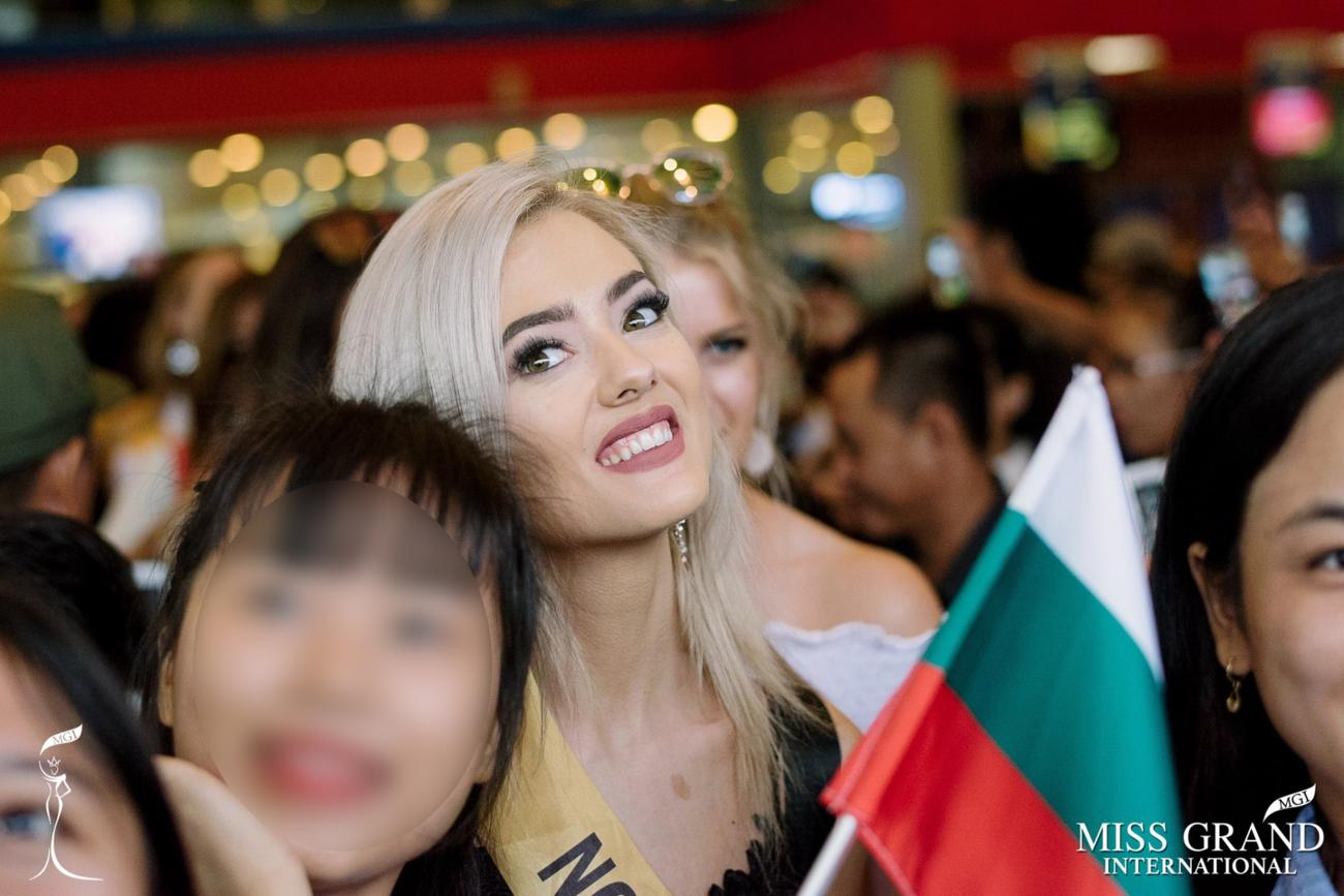 Thí sinh Bắc Ireland bị chê trang phục dân tộc xấu chỉ vì... ship đồ sang Việt Nam không kịp-2