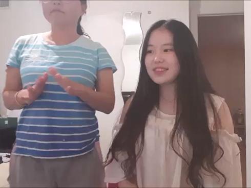 Hài hước khi bạn có một bà mẹ xì-tin và cực thích 'quẩy'