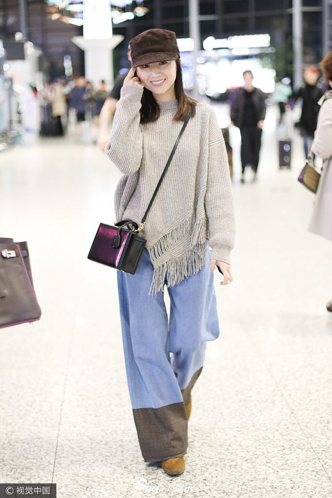 Bỏ ngoài tai scandal ngoại tình chưa nguội, Đổng Khiết vẫn tươi tắn rạng rỡ ở tuổi 37-1