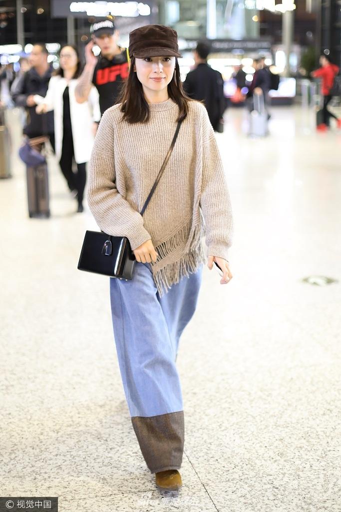 Bỏ ngoài tai scandal ngoại tình chưa nguội, Đổng Khiết vẫn tươi tắn rạng rỡ ở tuổi 37-2