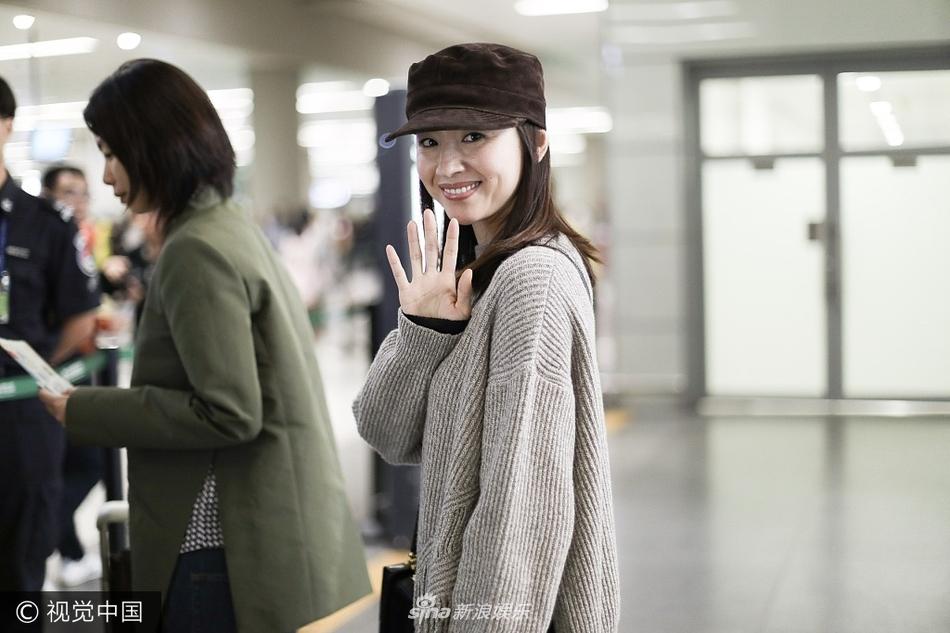 Bỏ ngoài tai scandal ngoại tình chưa nguội, Đổng Khiết vẫn tươi tắn rạng rỡ ở tuổi 37-3