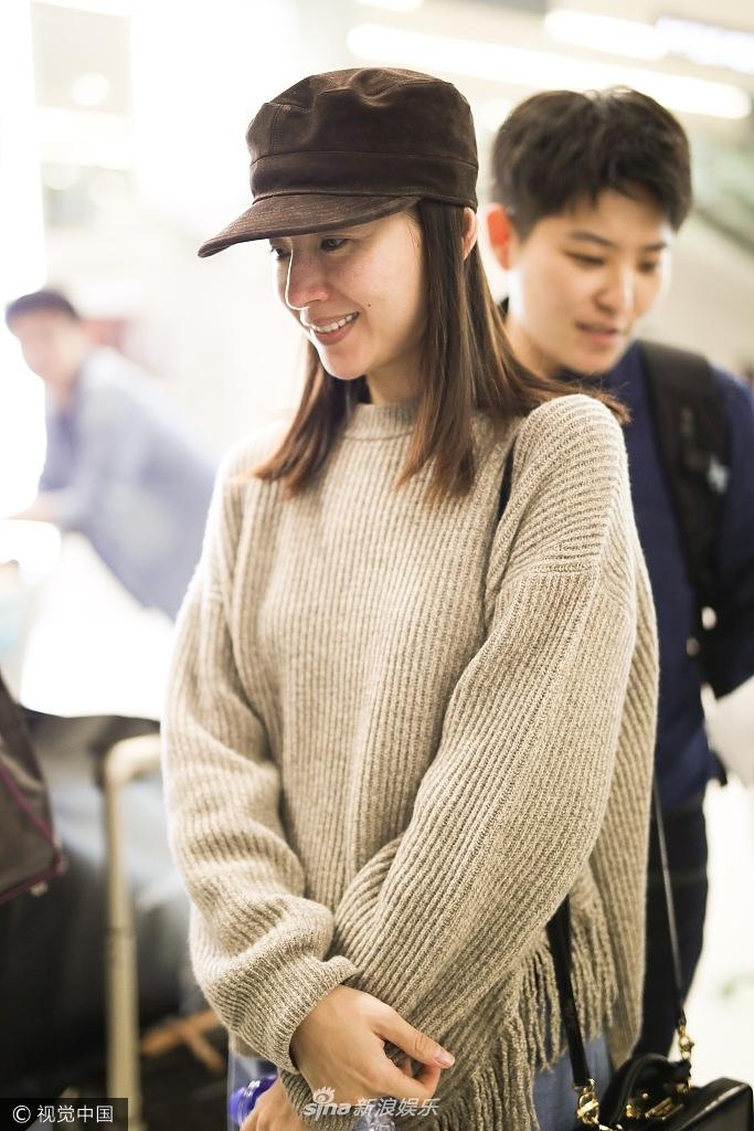 Bỏ ngoài tai scandal ngoại tình chưa nguội, Đổng Khiết vẫn tươi tắn rạng rỡ ở tuổi 37-4