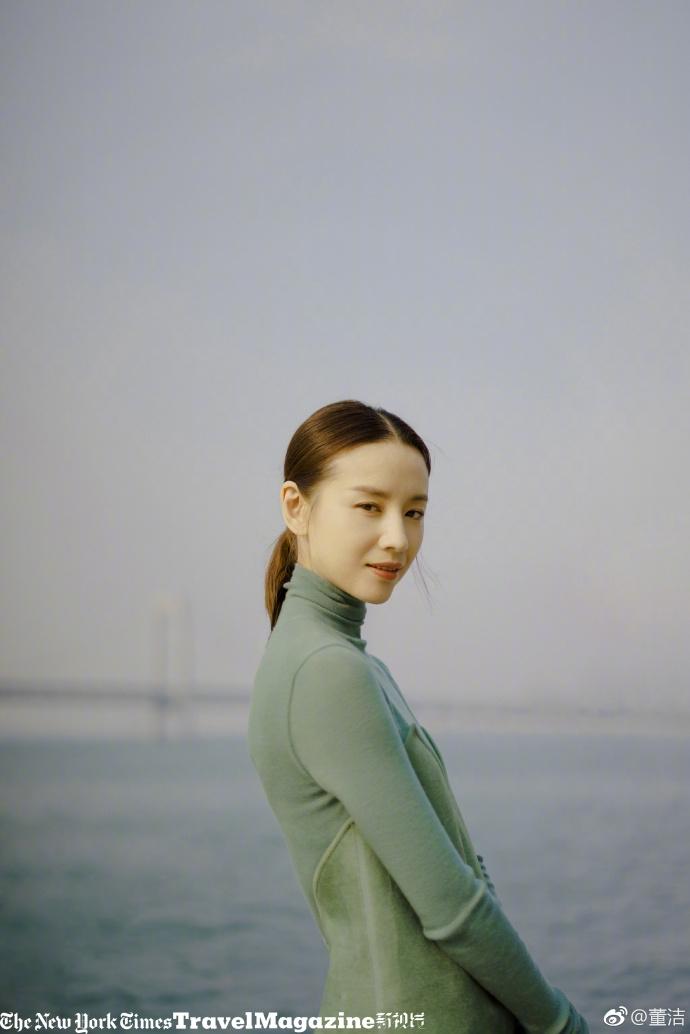 Bỏ ngoài tai scandal ngoại tình chưa nguội, Đổng Khiết vẫn tươi tắn rạng rỡ ở tuổi 37-5