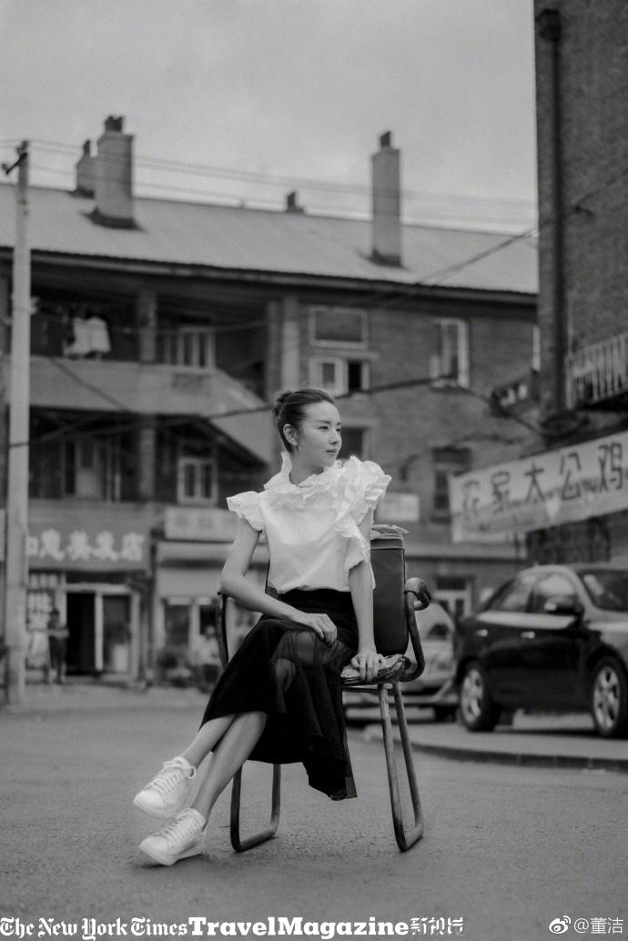 Bỏ ngoài tai scandal ngoại tình chưa nguội, Đổng Khiết vẫn tươi tắn rạng rỡ ở tuổi 37-6