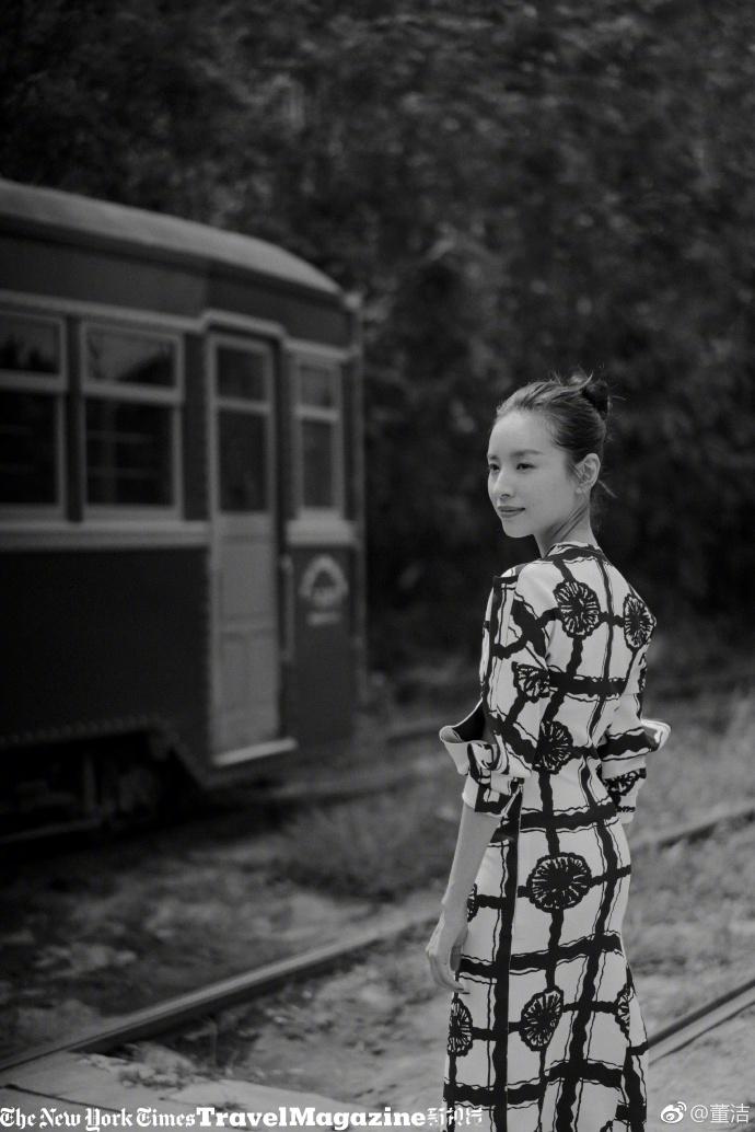 Bỏ ngoài tai scandal ngoại tình chưa nguội, Đổng Khiết vẫn tươi tắn rạng rỡ ở tuổi 37-7