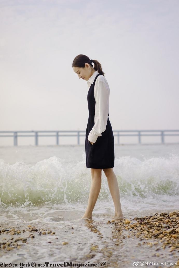 Bỏ ngoài tai scandal ngoại tình chưa nguội, Đổng Khiết vẫn tươi tắn rạng rỡ ở tuổi 37-8