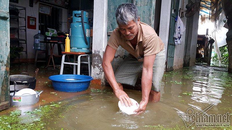 Vỡ đê Chương Mỹ: Người Hà Nội rửa bát, tắm giặt bằng nước lũ-7